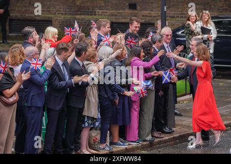 Downing Street, London, UK 5. Juli 2024. Der neu gewählte Premierminister Sir Keir Starmer und Victoria Starmer werden in der Downing Street von Labour-Anhängern begrüßt , nachdem sie bei den Parlamentswahlen einen Erdrutschsieg errungen hatten . Quelle: Amer Ghazzal/Alamy Live News Stockfoto