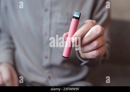 Nahaufnahme eines Mannes, der den Vape Pen in der Hand hält Stockfoto