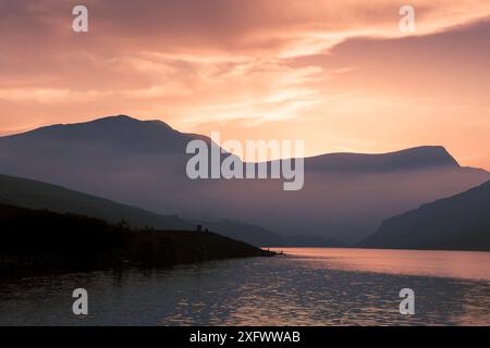 Blick auf Glyderau, die Gylders am Seeufer von Llyn Ogwen, Ribbon Lake in Wales, Eryri, Snowdonia National Park, Großbritannien Stockfoto