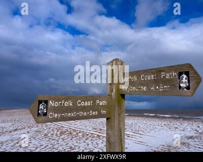 Küstenpfadschild in Cley Beach, unter leichtem Schnee, Norfolk, England, Großbritannien, Februar. Stockfoto