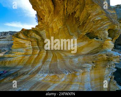 Die lackierten Klippen bei Maria Island National Park, Ostküste von Tasmanien, Australien. Januar 2018. Die eisenoxide im Rock waren hinter von Grundwasser durch die Klippen durchsickernd Links. Dies schuf die rote Färbung auf dem Felsen. Stockfoto