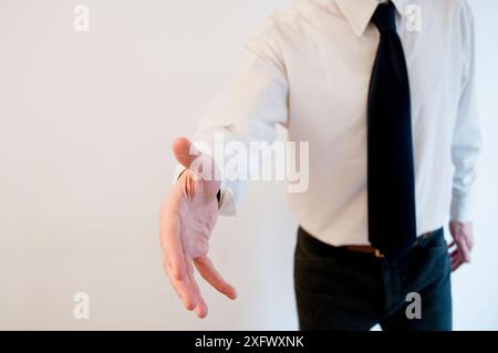 Mann seine offene Hand, bietet Handshake. Stockfoto