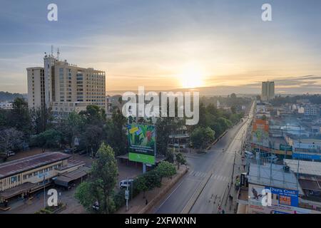 Die Sonne geht über der Stadt Eldoret im Westen Kenias auf. Eldoret ist ein wichtiger landwirtschaftlicher Drehpunkt und Heimat der kenianischen Laufkultur. Stockfoto