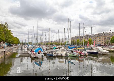 Caen, Frankreich - 21. Juli 2017: Boote, die im Petersbecken vor Anker liegen. Stockfoto