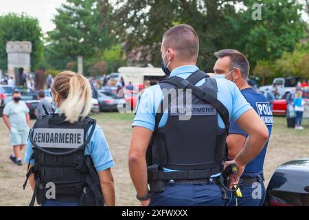 Lamorlaye, Frankreich - 06. September 2020: Zwei Gendarmen und ein kommunaler Polizeibeamter sorgen dafür, dass Besucher des von t organisierten Automobiltreffens teilnehmen Stockfoto