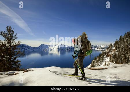 Skilanglauf entlang der Nordseite des Rim Drive im Crater Lake National Park, Oregon, USA. März. Modell freigegeben. Stockfoto