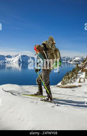 Skilanglauf entlang der Nordseite des Rim Drive im Crater Lake National Park, Oregon, USA. Modell freigegeben. Stockfoto