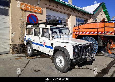 Porta, Frankreich - 19. November 2019: Geländewagen des Abschnitts „Rettungsberg“ des CRS parkte vor der Schneeräumbasis von Pas de la C. Stockfoto