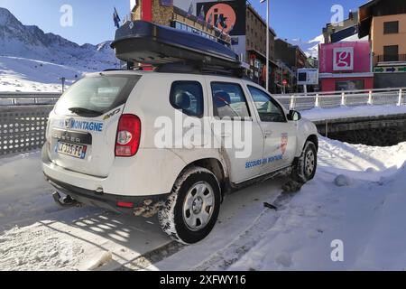 Porta, Frankreich - 19. November 2019: SUV des Abschnitts „Rettungsberg“ des CRS parkte an der Schneeräumungsbasis von Pas de la Casa. Stockfoto