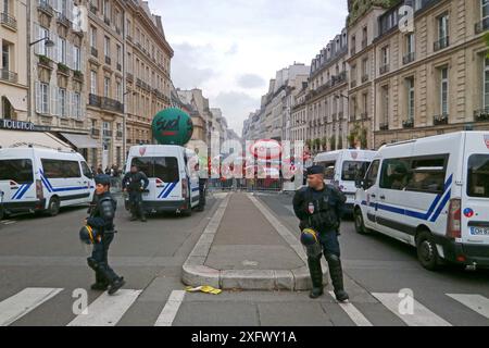 Paris, Frankreich - 29. Mai 2018: Eine Gruppe von CRS sichert die Straße gegenüber dem Senat, wo Syndikate streiken. Stockfoto