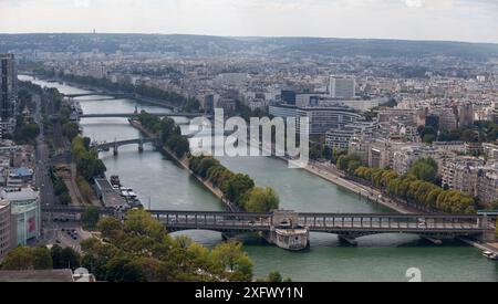 Paris, Frankreich - 01. September 2016: Blick flussabwärts der seine vom Eiffelturm aus, von unten nach oben die Pont Bir-Hakeim (mit darüber) Stockfoto