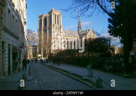 Paris, Frankreich - 28. Dezember 2017: Blick auf Notre Dame von der Rue Saint-Julien le pauvre. Stockfoto