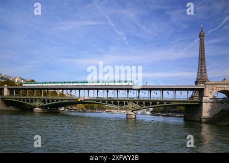 Paris, Frankreich - 23. September 2017: U-Bahn, die auf dem viaduc de Passy (oberhalb des Pont de Bir-Hakeim) vorbeifährt, mit dem Eiffelturm dahinter. Stockfoto