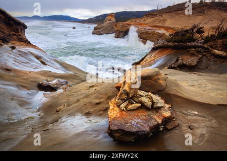 Surftouren auf den Klippen des Cape Kiwanda State Park entlang der Three Capes Scenic Loop. Oregon, USA. März 2018. Stockfoto