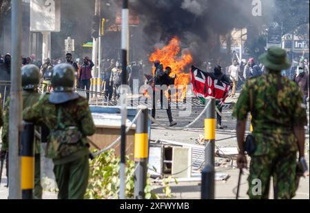 Nairobi, Kenia - 25. Juni 2024. Demonstranten warfen Steine und andere Geschosse auf die Polizei während der Proteste des Finanzgesetzes 2024. Stockfoto