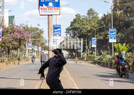 Nairobi, Kenia - 25. Juni 2024. Demonstranten warfen Steine und andere Geschosse auf die Polizei während der Proteste des Finanzgesetzes 2024. Stockfoto