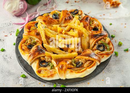 Chicken Fajita gefülltes Naan mit Pommes frites und pakistanischem Fusionsküche. Stockfoto
