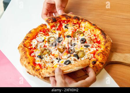 Neapolitanische Pizza mit Santa fe authentischer Backofen neapel, italienisch. Stockfoto