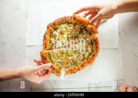 Pesto-Sauce im Stil von neapel authentischer Pizza Backofen frisch zubereitet. Stockfoto