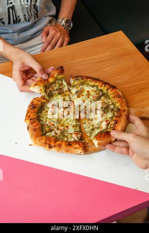 Pesto-Sauce im Stil von neapel authentischer Pizza Backofen frisch zubereitet. Stockfoto