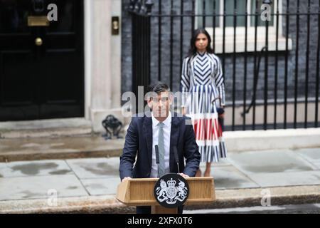 London, Großbritannien. Juli 2024. Der scheidende Premierminister Rishi Sunak spricht in seiner letzten Rede in der Downing Street vor Nr. 10 vor der Nation, bevor er dem König offiziell seinen Rücktritt übergibt. Quelle: Uwe Deffner/Alamy Live News Stockfoto