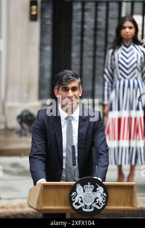 London, Großbritannien. Juli 2024. Der scheidende Premierminister Rishi Sunak spricht in seiner letzten Rede in der Downing Street vor Nr. 10 vor der Nation, bevor er dem König offiziell seinen Rücktritt übergibt. Quelle: Uwe Deffner/Alamy Live News Stockfoto