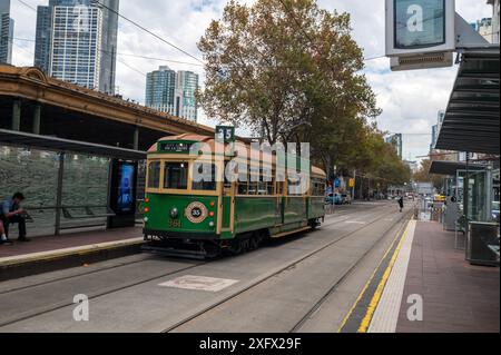 Eine kostenlose Fahrt mit der grünen und gelben Straßenbahn Nr. 35, die sich der Straßenbahnhaltestelle in Melbourne in Victoria, Australien, nähert. Die Nr 35 wird im Stadtgebiet betrieben Stockfoto