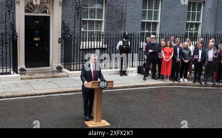 London, Großbritannien. Juli 2024. Der neu ernannte britische Premierminister Sir Keir Starmer hält seine erste Rede vor der Nation vor der Downing Street 10 in London am Freitag, den 05. Juli 2024. Sir Keir Starmer und die Labour Party gewannen eine der größten Mehrheit in der britischen politischen Geschichte. Foto: Hugo Philpott/UPI Credit: UPI/Alamy Live News Stockfoto