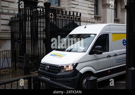 London, Großbritannien. Juli 2024. Ein fahrender Van, der die Downing Street 10 verlassen hat. Nach einem Erdrutschsieg für Labour wird Keir Starmer Premierminister des Vereinigten Königreichs. Quelle: David Tramontan / Alamy Live News Stockfoto