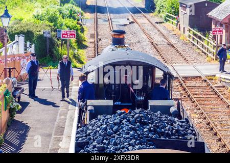 Erhaltene ehemalige GWR-Dampflok 9351 wartet auf Abreise an der Williton-Station für Bishops Lydeard an der West Somerset Railway Steam Gala, England, Großbritannien Stockfoto