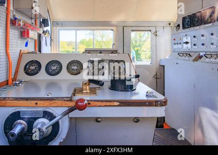 Innenansicht des Fahrerhauses der erhaltenen Diesellokomotive D9526 am Bahnhof Williton an der West Somerset Railway, England, Großbritannien Stockfoto