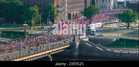 Luftaufnahme der Läufer beim Riga Rimi Marathon 2024 durch Riga, Lettland Stockfoto