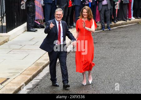 London, Großbritannien. 5. Juli 2024. Der neu gewählte Premierminister Sir Keir Starmer und Ehefrau Victoria kommen zum ersten Mal in der Downing Street 10 in London an, nachdem die Labour-Partei bei den Parlamentswahlen 2024 einen Erdrutschsieg errungen hatte. Das Foto sollte lauten: Matt Crossick/Empics/Alamy Live News Stockfoto