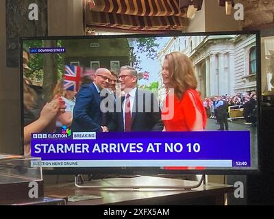 London, England Gb Juli 2024. Sir Keir Starmer an seinem ersten Tag als britischer Premierminister am 5. Juli 2024 mit seiner Frau in Rot gesehen, Lady Victoria Starmer verließ Buckingham Palace nach seiner Audienz mit König Charles III. und kam dann in die Downing Street, wo er seine erste Rede vor der Haustür der Downing Street 10 hielt. Fotografiert im Fernsehen von Fotografen. Quelle: BRIAN HARRIS/Alamy Live News Stockfoto