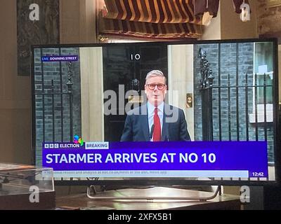 London, England Gb Juli 2024. Sir Keir Starmer an seinem ersten Tag als britischer Premierminister am 5. Juli 2024 mit seiner Frau in Rot gesehen, Lady Victoria Starmer verließ Buckingham Palace nach seiner Audienz mit König Charles III. und kam dann in die Downing Street, wo er seine erste Rede vor der Haustür der Downing Street 10 hielt. Fotografiert im Fernsehen von Fotografen. Quelle: BRIAN HARRIS/Alamy Live News Stockfoto