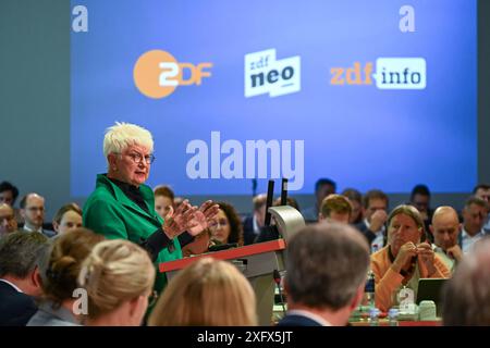 Die Praesidentin des Deutschen Roten Kreuzes und fruehere CSU-Politikerin Gerda Hasselfeldt Foto vom 05.07.2024 ist neue Vorsitzende des ZDF-Fernsehrats. Bei der konstituierenden Sitzung des neu zusammengesetzten Aufsichtsgremiums in Mainz erhielt die ehemalige Bundesministerin am Freitag 49 von 53 Stimmen der Anwesenden bei je zwei Gegenstimmen und Enthaltungen. Hasselfeldt war die einzige Kandidatin für das Amt. Sie tritt die Nachfolge von Marlehn Thieme an, die als Vertreterin der Evangelischen Kirche in Deutschland EKD in den Fernsehrat entsandt worden war und nach acht Jahren als Vorsitz Stockfoto