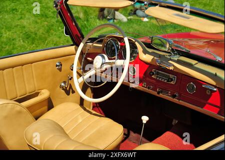 Armaturenbrett und Lenkrad eines Mercedes-Benz Oldtimer-Cabrios Stockfoto