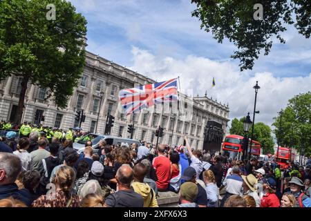 London, Großbritannien. Juli 2024. Viele Unterstützer und andere versammelten sich und jubelten, als Keir Starmer als neuer Premierminister in der Downing Street ankam. Die Arbeit gewann durch einen Erdrutsch, der 14 Jahre Tory-Herrschaft endete. Quelle: Vuk Valcic/Alamy Live News Stockfoto