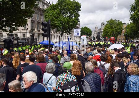 London, Großbritannien. Juli 2024. Viele Unterstützer und andere versammelten sich und jubelten, als Keir Starmer als neuer Premierminister in der Downing Street ankam. Die Arbeit gewann durch einen Erdrutsch, der 14 Jahre Tory-Herrschaft endete. Quelle: Vuk Valcic/Alamy Live News Stockfoto