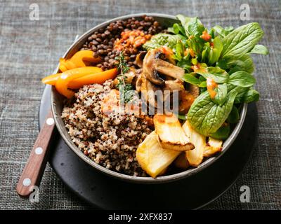 Linsen, Quinoa Schüssel mit gebratenen Pastinaken, Feldsalat und Pilzen Stockfoto