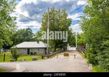 Burritts Rapids, Ontario, Kanada, 30. Juni 2024. Die von Hand betriebene King-Post-Schwinge-Brücke ist nun für den Nahverkehr gesperrt. Stockfoto