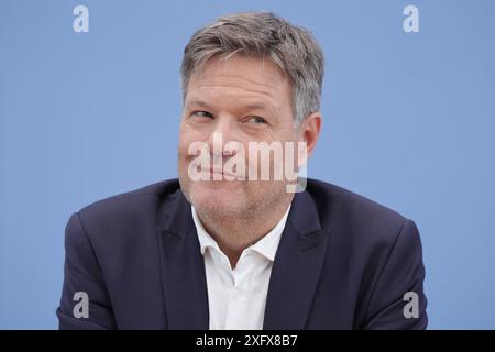 Robert Habeck, Bundesminister für Wirtschaft und Klimaschutz, Buendnis 90/die Gruenen, PK zu - Bundeshaushalt 2025, DEU, Berlin, 05.07.2024 *** Robert Habeck, Bundesminister für Wirtschaft und Klimaschutz, Allianz 90 die Grünen, Pressekonferenz zum Bundeshaushalt 2025, DEU, Berlin, 05 07 2024 Stockfoto