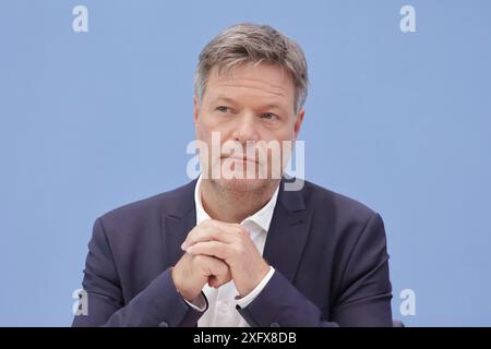 Robert Habeck, Bundesminister für Wirtschaft und Klimaschutz, Buendnis 90/die Gruenen, PK zu - Bundeshaushalt 2025, DEU, Berlin, 05.07.2024 *** Robert Habeck, Bundesminister für Wirtschaft und Klimaschutz, Allianz 90 die Grünen, Pressekonferenz zum Bundeshaushalt 2025, DEU, Berlin, 05 07 2024 Stockfoto