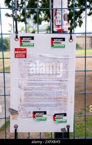 Schild „Boykott Israel Apartheid“ auf dem Zaun um den leeren King College Circle auf dem Campus der Universität Toronto, nachdem der Richter Ontario das Lager IS regierte Stockfoto