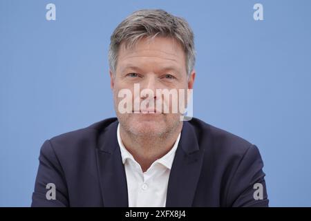 Robert Habeck, Bundesminister für Wirtschaft und Klimaschutz, Buendnis 90/die Gruenen, PK zu - Bundeshaushalt 2025, DEU, Berlin, 05.07.2024 *** Robert Habeck, Bundesminister für Wirtschaft und Klimaschutz, Allianz 90 die Grünen, Pressekonferenz zum Bundeshaushalt 2025, DEU, Berlin, 05 07 2024 Stockfoto