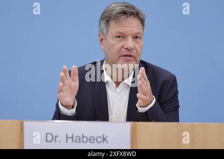 Robert Habeck, Bundesminister für Wirtschaft und Klimaschutz, Buendnis 90/die Gruenen, PK zu - Bundeshaushalt 2025, DEU, Berlin, 05.07.2024 *** Robert Habeck, Bundesminister für Wirtschaft und Klimaschutz, Allianz 90 die Grünen, Pressekonferenz zum Bundeshaushalt 2025, DEU, Berlin, 05 07 2024 Stockfoto