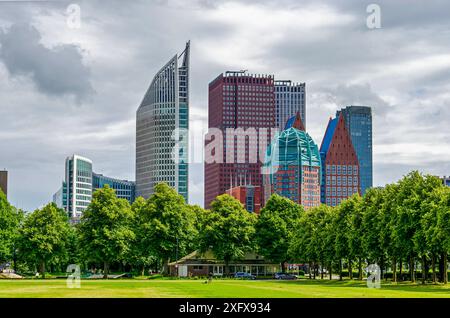 The Haag, Niederlande, 16. Juni 2024: Mehrere moderne Wolkenkratzer mit im Vordergrund befindlichem Malieveld-Park, häufig für Kundgebungen und Konzerte genutzt Stockfoto