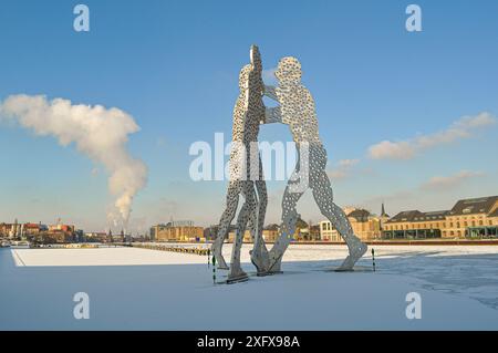 Berlin, Deutschland. Views of the Molecule man, eine Aluminiumskulptur des amerikanischen Künstlers Jonathan Borofsky in der im Winter gefrorenen Spree Stockfoto