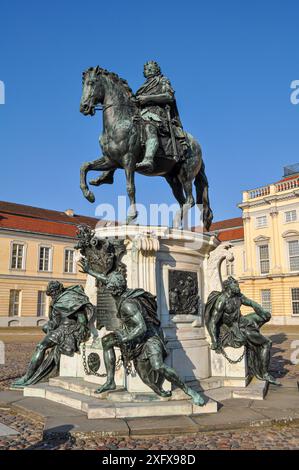 Berlin, Deutschland. Statue von Friedrich Wilhelm, Kurfürst von Brandenburg, in der Ehrenklasse des barocken Schlosses Charlottenburg Stockfoto