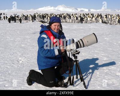 Porträt des Tierfotografen Sue Flood, der Kaiserpinguine (Aptenodytes forsteri) mit Canon Kamera in der Snow Hill Island Rookery, Weddell Sea, Antarktis fotografiert. Oktober 2008. Stockfoto